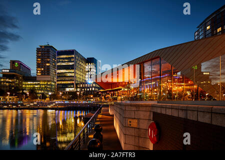 Nuit à MediacityUK Salford docks régénérée, Reid architectes ont conçu alchimiste Media City avec BBC studios et bureaux dans l'ensemble du bassin de l'AC Banque D'Images