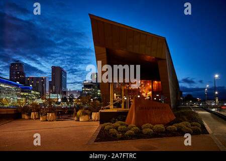 Nuit à MediacityUK Salford docks régénérée, Reid architectes ont conçu alchimiste Media City avec BBC studios et bureaux dans l'ensemble du bassin de l'AC Banque D'Images