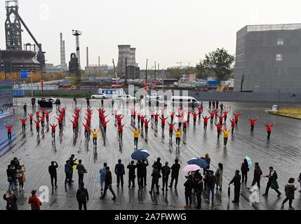 Beijing, Chine. 2e Nov, 2019. Les interprètes dansent lors d'un spectacle de danse au parc Shougang à Beijing, capitale de Chine, le 2 novembre 2019. Un spectacle de danse de deux jours a lieu à la Shougang Park, une ancienne usine sidérurgique, à Beijing. Crédit : Chen Yehua/Xinhua/Alamy Live News Banque D'Images