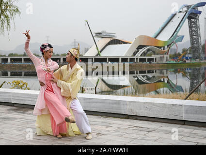 Beijing, Chine. 2e Nov, 2019. Les interprètes dansent lors d'un spectacle de danse au parc Shougang à Beijing, capitale de Chine, le 2 novembre 2019. Un spectacle de danse de deux jours a lieu à la Shougang Park, une ancienne usine sidérurgique, à Beijing. Crédit : Chen Yehua/Xinhua/Alamy Live News Banque D'Images