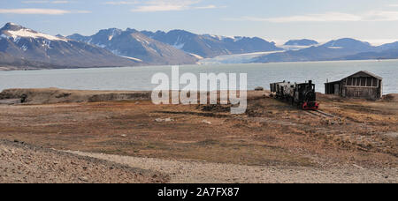 Un vieux train minier sur la rive de l'Kongsfjorden à Ny Alesund sur l'île de Spitsbergen. Banque D'Images