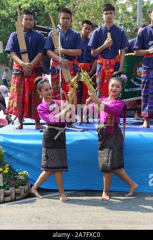 Musiciens et danseurs traditionnels thaïlandais Banque D'Images