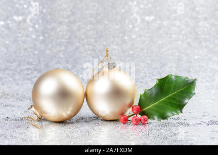 Carte de Noël avec des boules de Noël et des feuilles de houx Banque D'Images