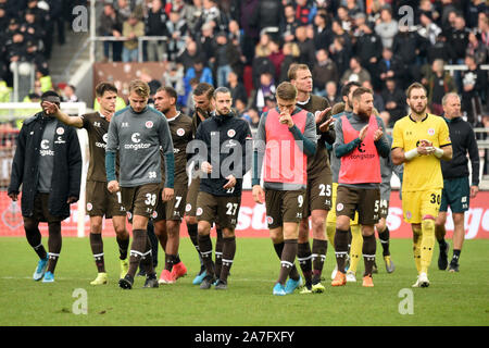 Hambourg, Allemagne. 09Th Nov, 2019. Soccer : 2e Bundesliga, 12e journée : FC St Pauli - Karlsruher SC en Millerntorstadion. Les joueurs d'Hambourg quitter le terrain après le match. Crédit : Daniel Bockwoldt/DPA - NOTE IMPORTANTE : en conformité avec les exigences de la DFL Deutsche Fußball Liga ou la DFB Deutscher Fußball-Bund, il est interdit d'utiliser ou avoir utilisé des photographies prises dans le stade et/ou la correspondance dans la séquence sous forme d'images et/ou vidéo-comme des séquences de photos./dpa/Alamy Live News Banque D'Images