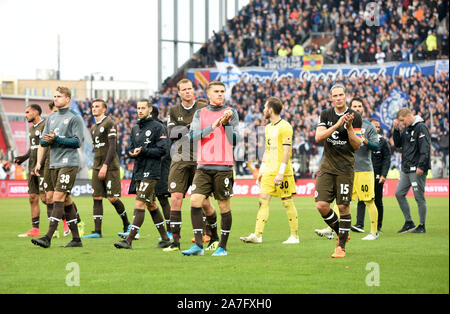 Hambourg, Allemagne. 09Th Nov, 2019. Soccer : 2e Bundesliga, 12e journée : FC St Pauli - Karlsruher SC en Millerntorstadion. Les joueurs d'Hambourg quitter le terrain après le match. Crédit : Daniel Bockwoldt/DPA - NOTE IMPORTANTE : en conformité avec les exigences de la DFL Deutsche Fußball Liga ou la DFB Deutscher Fußball-Bund, il est interdit d'utiliser ou avoir utilisé des photographies prises dans le stade et/ou la correspondance dans la séquence sous forme d'images et/ou vidéo-comme des séquences de photos./dpa/Alamy Live News Banque D'Images