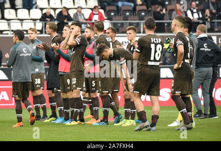 Hambourg, Allemagne. 09Th Nov, 2019. Soccer : 2e Bundesliga, 12e journée : FC St Pauli - Karlsruher SC en Millerntorstadion. Les joueurs d'Hambourg quitter le terrain après le match. Crédit : Daniel Bockwoldt/DPA - NOTE IMPORTANTE : en conformité avec les exigences de la DFL Deutsche Fußball Liga ou la DFB Deutscher Fußball-Bund, il est interdit d'utiliser ou avoir utilisé des photographies prises dans le stade et/ou la correspondance dans la séquence sous forme d'images et/ou vidéo-comme des séquences de photos./dpa/Alamy Live News Banque D'Images