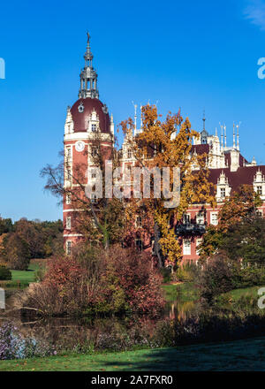 Une belle vue sur le château d'automne à Bad Muskau, Saxe, Allemagne. Banque D'Images