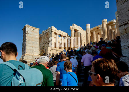 Athènes capitale de la Grèce 5e siècle monument ruines du temple du Parthénon de l'acropole d'Athènes, situé au sommet d'une colline rocheuse, surplombant la ville d'Athènes Banque D'Images