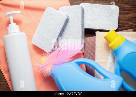 Produit de lavage télévision jeter abstract background. Bouteille de détergent, nettoyant et adoucissant sur le sol. Banque D'Images