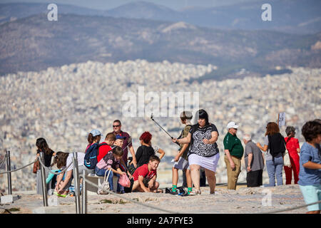 Athènes capitale de la Grèce vue du monument ruines du temple du Parthénon de l'acropole d'Athènes, situé au sommet d'une colline rocheuse, surplombant la ville d'Athènes Banque D'Images