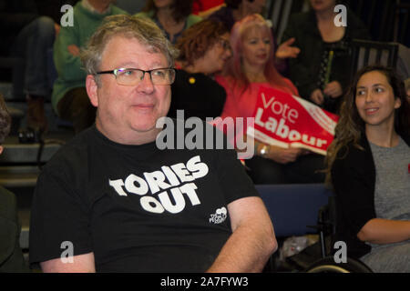 Swindon, Royaume-Uni. 09Th Nov, 2019. Partisan du travail occupe dans son conservateurs out tee shirt comme adresses Jeremy Corbyn résidents de Swindon comme faisant partie de la main-d'soirées entre adultes campagne électorale générale, Crédit : Bliss Lane/Alamy Live News Banque D'Images