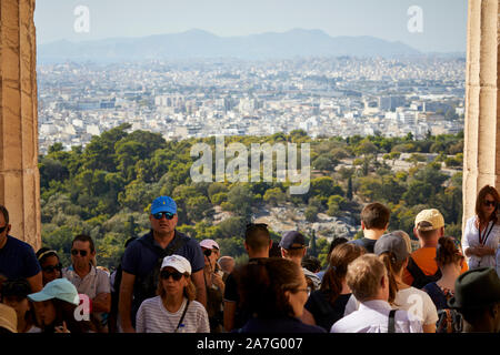 Athènes capitale de la Grèce vue du monument ruines du temple du Parthénon de l'acropole d'Athènes, situé au sommet d'une colline rocheuse, surplombant la ville d'Athènes Banque D'Images