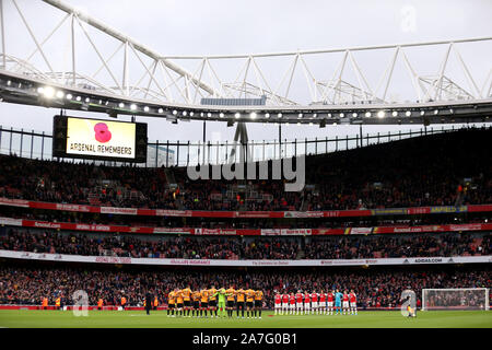 Les deux équipes observer les minutes de silence avant le match de première division à l'Emirates Stadium, Londres. Banque D'Images