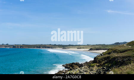 La plage des Blancs Sablons Beach sur la côte ouest de la Bretagne vue paysage des surfeurs Banque D'Images