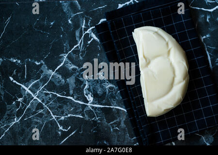 Fromage turc Abaza Peyniri sur nappe noire. Aliments biologiques traditionnelles. Banque D'Images