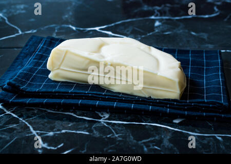 Fromage turc Abaza Peyniri sur nappe noire. Aliments biologiques traditionnelles. Banque D'Images