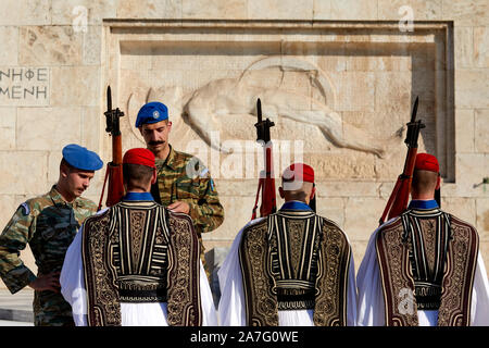 Athènes capitale de la Grèce PARLEMENT Chambre austère bâtiment néoclassique tombe du Soldat inconnu, l'évolution des gardes de l'entrée Banque D'Images