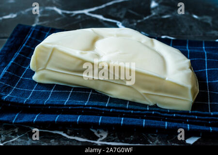 Fromage turc Abaza Peyniri sur nappe noire. Aliments biologiques traditionnelles. Banque D'Images