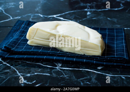 Fromage turc Abaza Peyniri sur nappe noire. Aliments biologiques traditionnelles. Banque D'Images