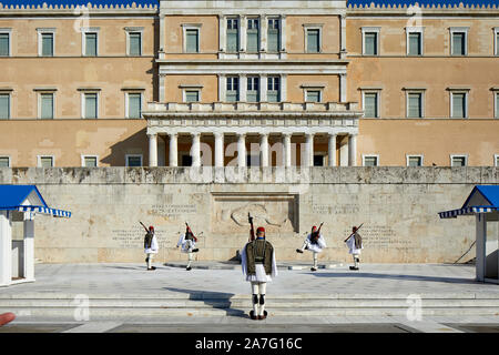 Athènes capitale de la Grèce PARLEMENT Chambre austère bâtiment néoclassique tombe du Soldat inconnu, l'évolution des gardes de l'entrée Banque D'Images