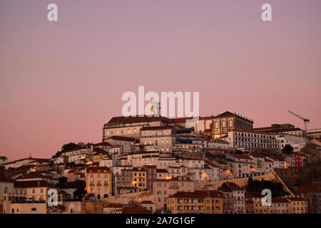 Vue en soirée de l'heure d'or sur l'ancien centre de Coimbra Portugal Banque D'Images