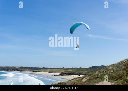 Le Conquet, Finistère / France - 22. Août, 2019 : vol en parapente au-dessus d'une plage de sable pittoresque sur la côte rocheuse de Bretagne te Banque D'Images