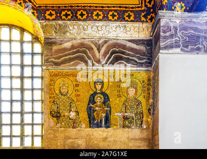 Panneau en mosaïque du 12e siècle, Vierge Marie au milieu de l'enfant, sur ses bras. L'empereur Jean II Comnène sur la gauche, sa femme l'Impératrice sur l'EIRENE righ Banque D'Images