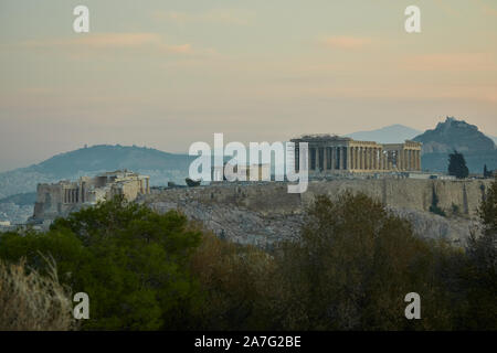 Athènes capitale de la Grèce 5e siècle monument ruines du temple du Parthénon de l'acropole d'Athènes, situé au sommet d'une colline rocheuse, surplombant la ville d'Athènes Banque D'Images