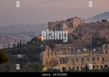 Athènes capitale de la Grèce 5e siècle monument ruines du temple du Parthénon de l'acropole d'Athènes, situé au sommet d'une colline rocheuse, surplombant la ville d'Athènes Banque D'Images