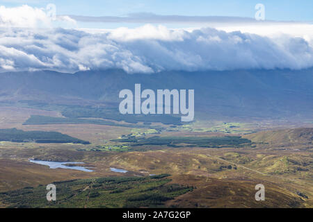 Les nuages couvrant la montagne et la vallée de champs et de forêts prises à partir de la montagne Croagh Patrick, Westport, Irlande Banque D'Images