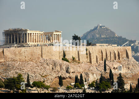 Athènes capitale de la Grèce 5e siècle monument ruines du temple du Parthénon de l'acropole d'Athènes, situé au sommet d'une colline rocheuse, surplombant la ville d'Athènes Banque D'Images