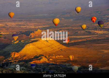 Hot Air Balloon flying over rock incroyable paysage, Cappadoce, Anatolie, Turquie. Banque D'Images