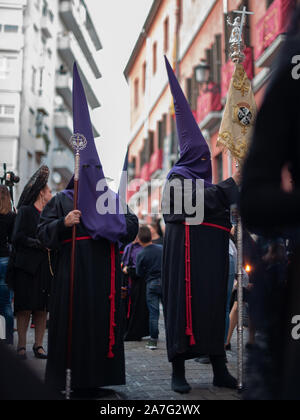 Granada, Espagne - 16 avril 2019. Deux des nombreux Nazarenos qui participent dans les processions des confréries catholiques qui effectue à Pâques en Banque D'Images