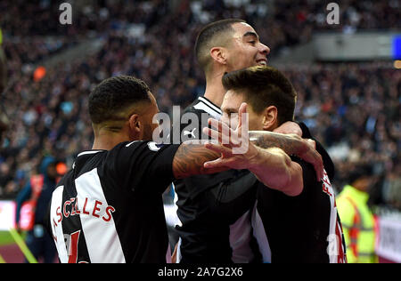 Le Newcastle United Federico Fernandez fête marquant son deuxième but de côtés du jeu avec ses coéquipiers au cours de la Premiership match au stade de Londres, Londres. Banque D'Images