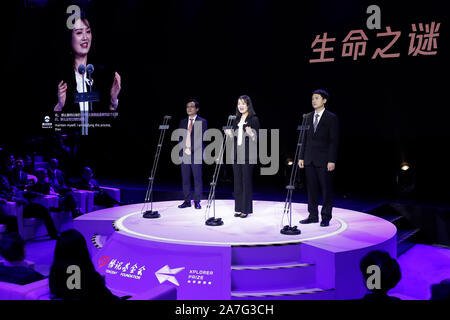 (191102) -- BEIJING, 2 novembre 2019 (Xinhua) -- Wang Yayu (L), lauréat du Prix Xplorer en mathématiques et physique de l'Université de Tsinghua de champ, Liu Ying (C), bourse de prix Xplorer dans les sciences du domaine de l'Université de Pékin et Li Tiefeng, lauréat du prix de Xplorer recherche avancée études interdisciplinaires à l'Université de Zhejiang, champ d'exprimer à l'occasion de l'Xplorer 2019 Cérémonie de remise des prix à Beijing, capitale de Chine, le 2 novembre 2019. La cérémonie 2019 Prizeawards Xplorer le coup d'ici samedi. L'Xplorer Prix a été lancée conjointement par Tencent Président et chef de la Pony Ma et 14 scientifiques dans Banque D'Images