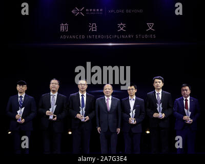 (191102) -- BEIJING, 2 novembre 2019 (Xinhua) -- des prix boursiers Xplorer dans les études interdisciplinaires domaine posent pour une photo de groupe avec le présentateur au cours de l'Xplorer 2019 Cérémonie de remise des prix à Beijing, capitale de Chine, le 2 novembre 2019. La cérémonie 2019 Prizeawards Xplorer le coup d'ici samedi. L'Xplorer Prix a été lancée conjointement par Tencent Président et chef de la Pony Ma et 14 scientifiques en 2018 à l'appui de Chine continentale à temps plein, en vertu de l'âge de 45 scientifiques dans les domaines de la science fondamentale et les techniques de pointe. Les 50 gagnants ont été de 26 organisations à travers C Banque D'Images