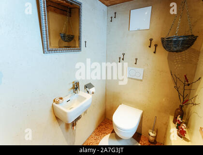 Intérieur de salle de bains moderne en bois de la cuvette des toilettes Lavabo miroir Banque D'Images