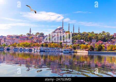 Vue sur la mosquée Suleymaniye depuis le quai d'Eminonu, Istanbul Banque D'Images