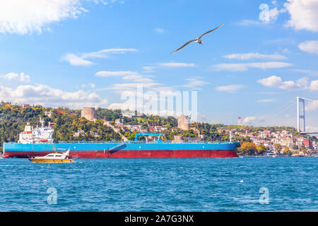 Grand cargo dans le Bosphore près du château de Rumelian, Istanbul Banque D'Images