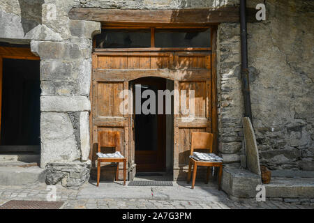 Extérieur d'une vieille maison en pierre dans le village alpin de Chianale, l'un des plus beaux villages de l'Italie, La Vallée Varaita, Coni, Piémont, Italie Banque D'Images