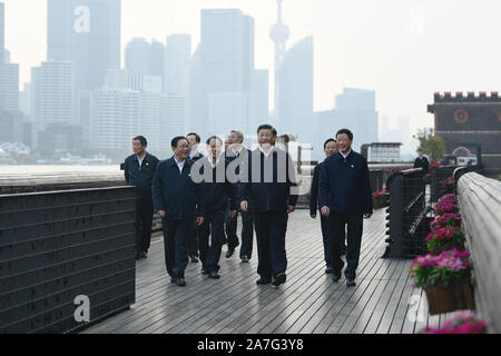 (191102) -- SHANGHAI, 2 novembre 2019 (Xinhua) -- le président chinois Xi Jinping, également secrétaire général du parti communiste de Chine et président du Comité central de la Commission militaire centrale, fait une inspection dans le district de Yangpu de Shanghai, à l'est de la Chine, le 2 novembre 2019. Xi s'est rendu en tournée d'inspection dans la croissance économique de la Chine Shanghai moyeu samedi. (Xinhua/Xie Huanchi) Banque D'Images