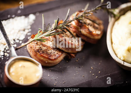 Filet mignon de porc servi sur une carte dans le restaurant Banque D'Images