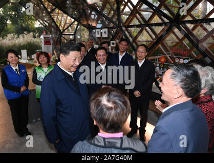 (191102) -- SHANGHAI, 2 novembre 2019 (Xinhua) -- le président chinois Xi Jinping, également secrétaire général du parti communiste de Chine et président du Comité central de la Commission militaire centrale, communique avec les résidents qu'il fait une inspection dans le district de Yangpu de Shanghai, à l'est de la Chine, le 2 novembre 2019. Xi s'est rendu en tournée d'inspection dans la croissance économique de la Chine Shanghai moyeu samedi. (Xinhua/Xie Huanchi) Banque D'Images