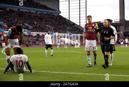 Arbitre Jon Moss affiche Liverpool's Sadio Mane une carte jaune pour la plongée après qu'il descend dans la région dans le cadre du défi d'Aston Villa, Frederic Guilbert au cours de la Premier League match à Villa Park, Birmingham. Banque D'Images