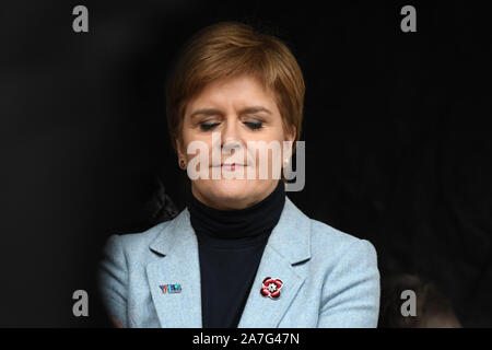 George Square, Glasgow, Ecosse, Royaume-Uni. 2e Nov, 2019. Premier ministre Nicola Sturgeon sur le point d'entrer sur la scène devant une grande foule à la # IndyRef2020 Indépendance Rally (hébergé par le journal National) à Glasgow's George Square. Credit : Kay Roxby/Alamy Live News Banque D'Images