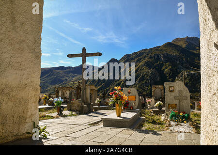 Vue sur le vieux cimetière de montagne du sanctuaire de Saint Magno dans les Alpes Cottiennes dans une journée ensoleillée, le Castelmagno, Val Grana, Piémont, Italie Banque D'Images