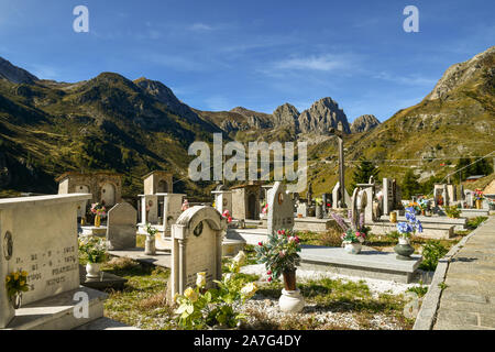 Vue sur le vieux cimetière de montagne du sanctuaire de Saint Magno dans les Alpes Cottiennes dans une journée ensoleillée, le Castelmagno, Val Grana, Piémont, Italie Banque D'Images