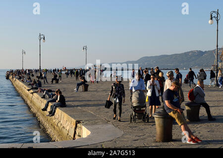 Les gens sur Molo Audace Trieste Italie Banque D'Images