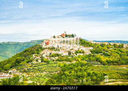 Vieille ville de Motovun, sur la colline, belle architecture en Istrie, Croatie, vue aérienne de drone Banque D'Images