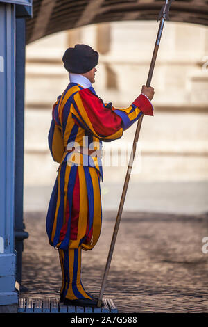 Garde suisse sur la Place Saint Pierre à la basilique St Pierre dans la Cité du Vatican à Rome, Italie Banque D'Images